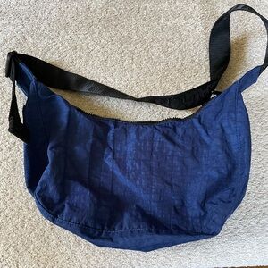 Baggu Medium Nylon Crescent Bag in Marine Blue